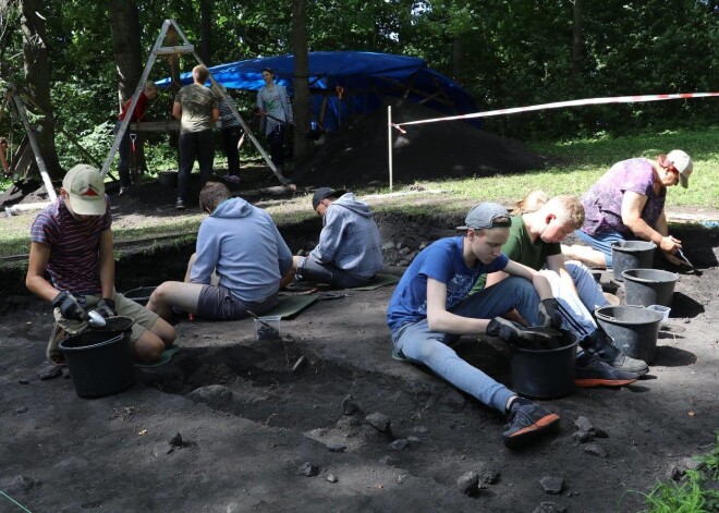 Alūksnes Tempļa kalna arheoloģiskie izrakumi atklāj vērtīgas senlietas