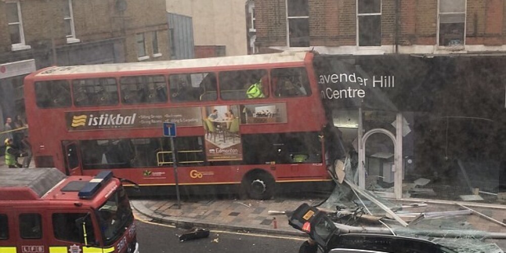 Londonā autobuss ietriecas veikalā, iesprostojot pasažierus