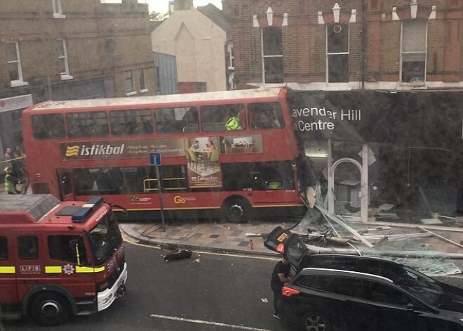 Londonā autobuss ietriecas veikalā, iesprostojot pasažierus