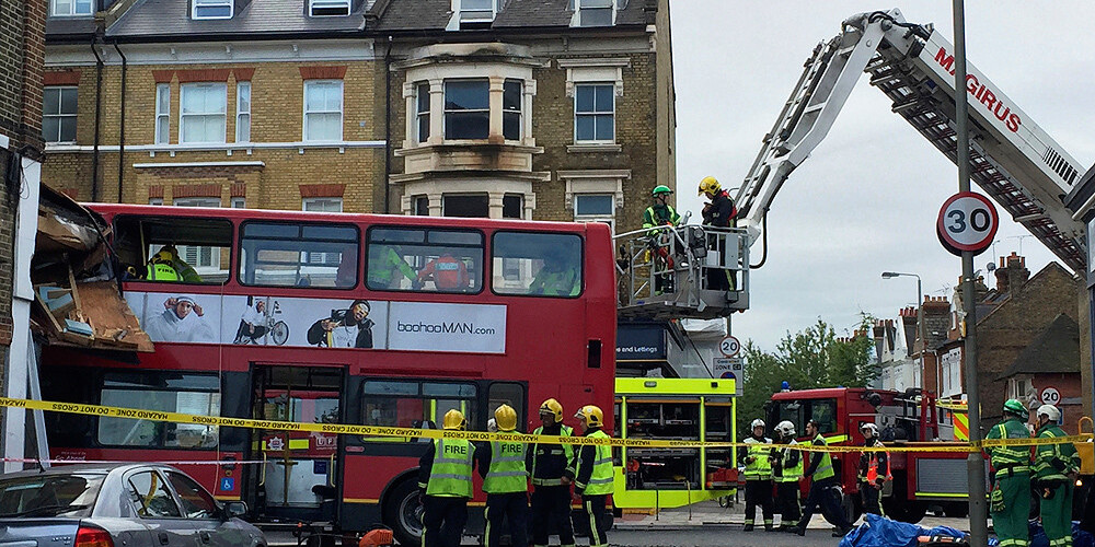 "Cilvēki kliedza, visur bija asinis..." Aculiecinieki atklāj šausmas pēc Londonas autobusa avārijas