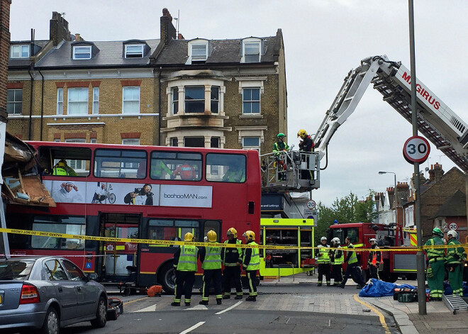 "Cilvēki kliedza, visur bija asinis..." Aculiecinieki atklāj šausmas pēc Londonas autobusa avārijas