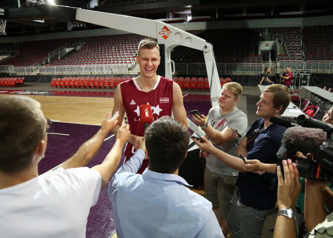 Latvijas vīriešu basketbola izlases spēlētājs Kristaps Porziņģis atbild uz žurnālistu jautājumiem valstsvienības mediju dienā "Arēnā Rīga".