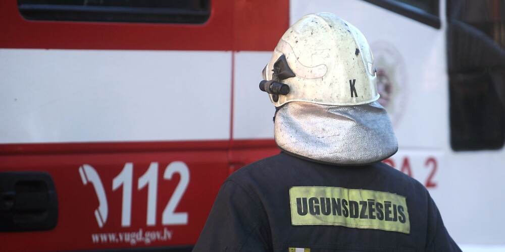 Ugunsgrēkā Ludzas novadā cietis ugunsdzēsējs