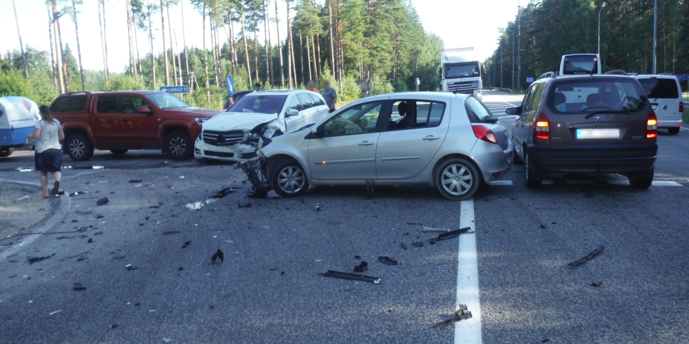 Foto: smaga avārija Tūjas krustā, autovadītājai neievērojot zīmi "Dodiet ceļu"
