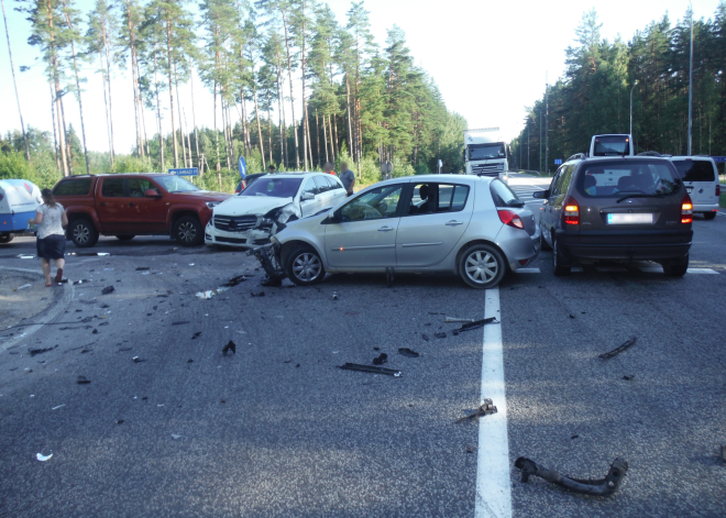 Foto: smaga avārija Tūjas krustā, autovadītājai neievērojot zīmi "Dodiet ceļu"