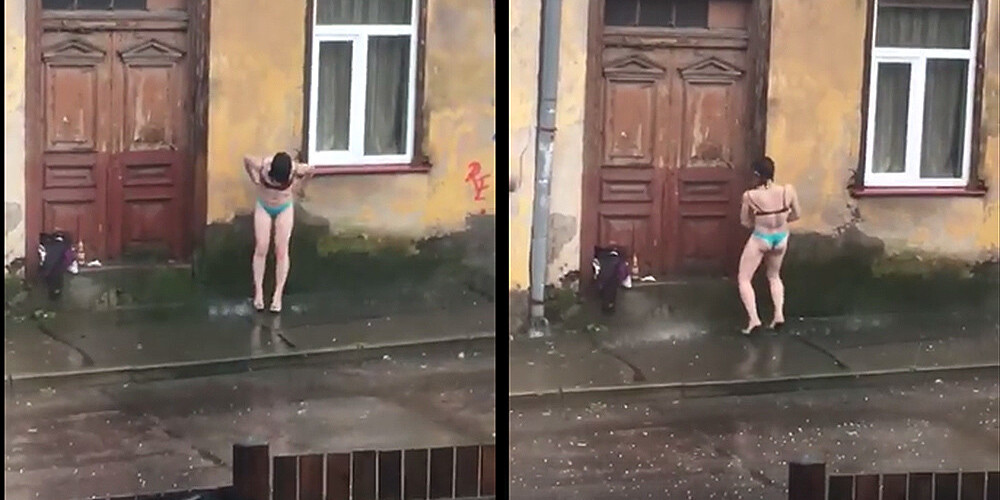 Dāma Rīgā uz ielas mazgājas krusā un lietū