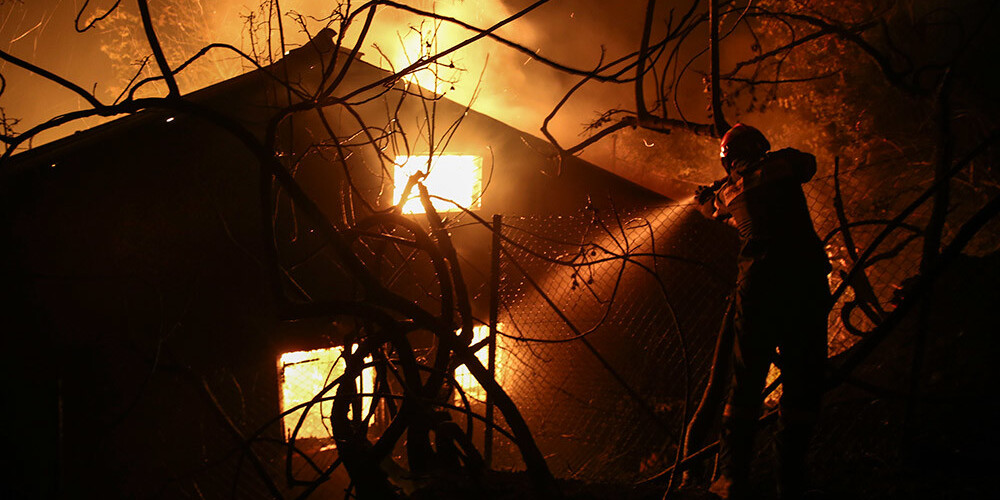 Grieķijā mežu ugunsgrēka dēļ tūkstošiem cilvēku pamet mājas