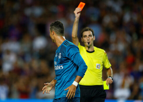 Par Ronaldu simulāciju pretinieku soda laukumā tiesnesis viņam otro reizi parādīja "plāksteri".