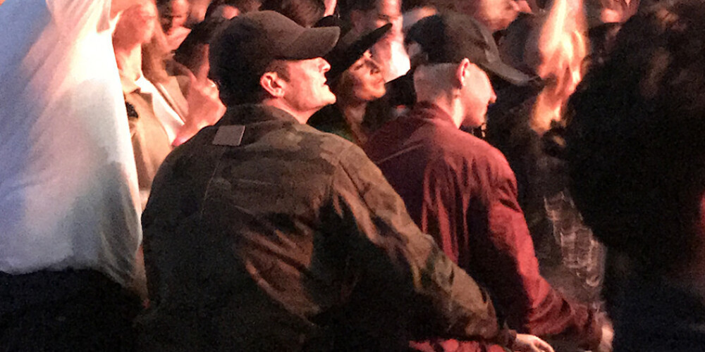 Keitija Perija un Orlando Blūms roku rokā apmeklējuši Eda Šīrana koncertu Losandželosā. Aculiecinieki apgalvo, ka pāris pavadījis daudz laika viens otra apskāvienos un nav kautrējies arī skūpstīties.