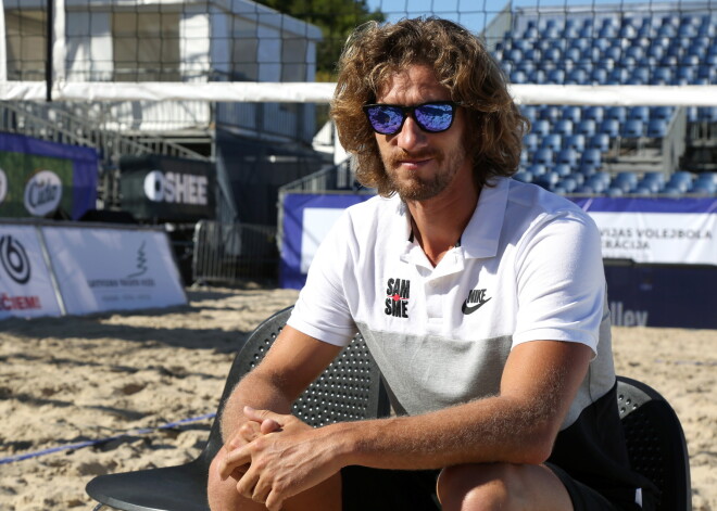 Pludmales volejbolists Aleksandrs Samoilovs piedalās preses konferencē, kurā informē par Eiropas Volejbola konfederācijas čempionāta finālu pludmales volejbolā.