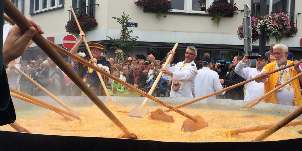 Saindētas olas? Beļģijā izcep milzu omleti visai pilsētai
