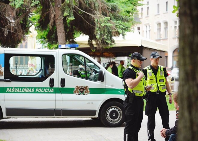 Dzēruši pusaudži Mežaparkā bēg no policijas un cenšas izraut ieroci