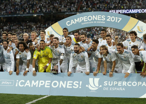 Madrides "Real" komanda līksmo par izcīnīto Spānijas Superkausu.
