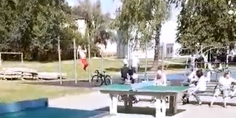 Grupas "Titāniks" līderis Sandis Kiops uztur sevi formā, vingrojot bērnu laukumā