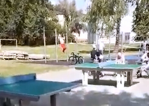 Grupas "Titāniks" līderis Sandis Kiops uztur sevi formā, vingrojot bērnu laukumā