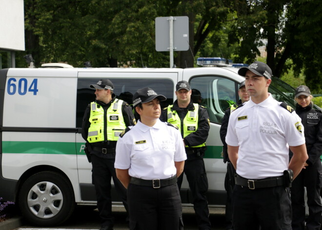 Rīgas pašvaldības policija augustā sāks patrulēt pie Rīgas skolām