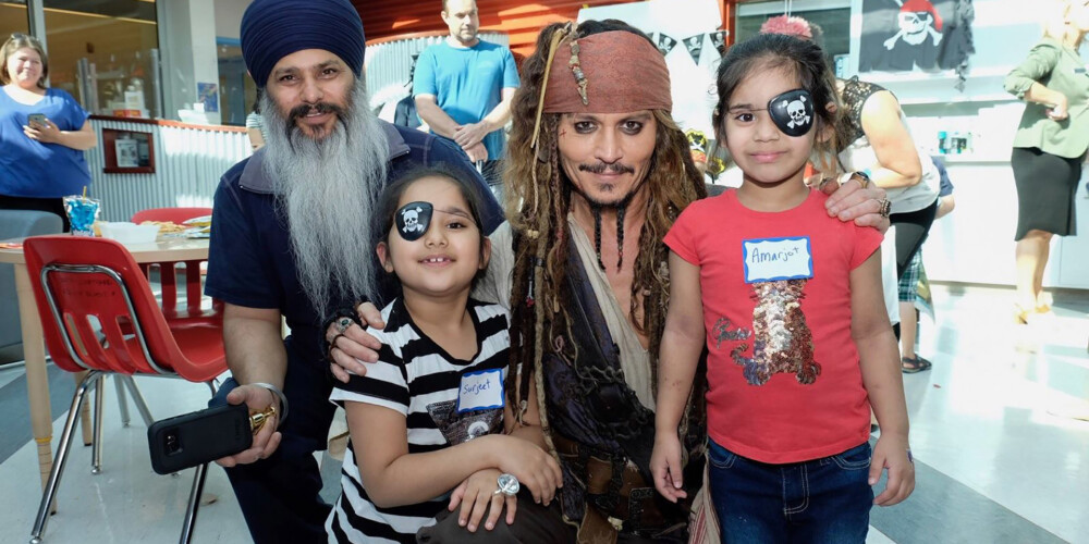 Džonijs Deps, ģērbies kā pirāts, iepriecina slimus bērnus