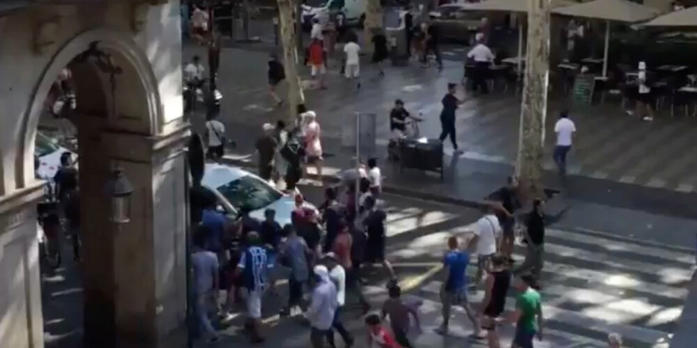 Terorakts Barselonā: tūristu pilnā ielā cilvēkos ietriecas busiņš; 13 mirušie un daudz cietušo