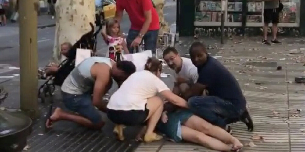 Ceturtdien, 2017. gada 17. augustā Barselonā uz tūristu iecienītās Ramblas ielas cilvēku pūlī ietriecies mikroautobuss, kā rezultātā nogalināti 13 cilvēki un vismaz 100 ievainoti. Par Barselonas centrā notikušo teroraktu atbildību uzņēmusies "Islāma valsts". Jau nākamajā rītā nākamais terora vilnis notika 120 kilometru attālajā Kambrilsā, kur arī automašīna ietriekusies ļaužu pūlī, ievainojot septiņus cilvēkus. Šī terorakta rīkotāji drīz vien tika nošauti.