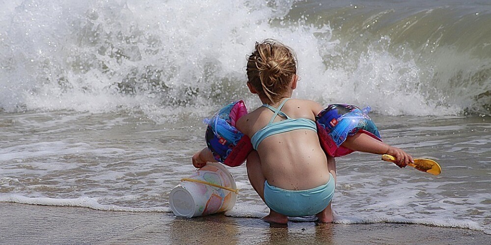 Policija izmeklē Saulkrastu pludmalē pastrādātu dzimumnoziegumu pret 4 gadus vecu meitenīti