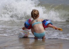 Policija izmeklē Saulkrastu pludmalē pastrādātu dzimumnoziegumu pret 4 gadus vecu meitenīti