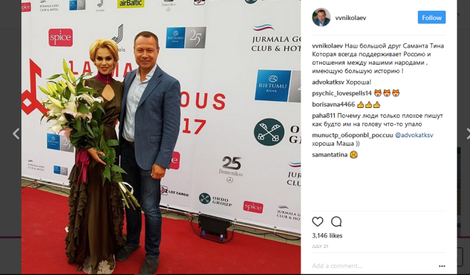 Bijušā Vladivostokas mēra Vladimira Nikolajeva sociālajos tīklos ievietotais foto ar Samantu Tīnu, kura raksturota kā “mūsu lielais draugs”, kas vienmēr atbalsta Krieviju. 