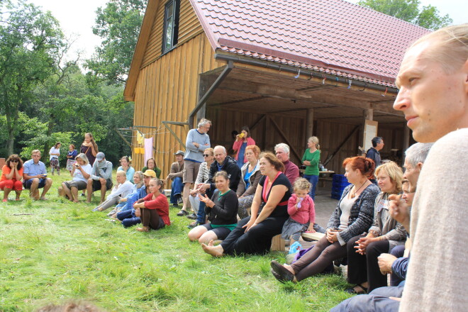 Atvadu aplis, kur visi dalās iespaidiem un sapņo par nākamo festivālu.