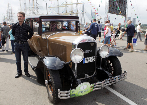 Antīko auto parāde.