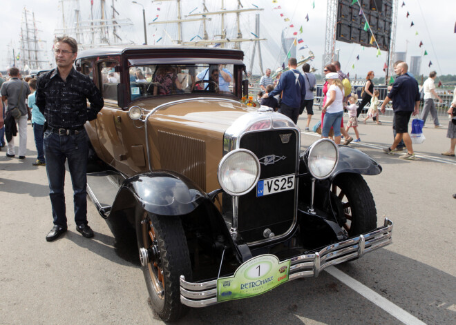 Slēgs satiksmi Antīko automobiļu parādes brauciena laikā