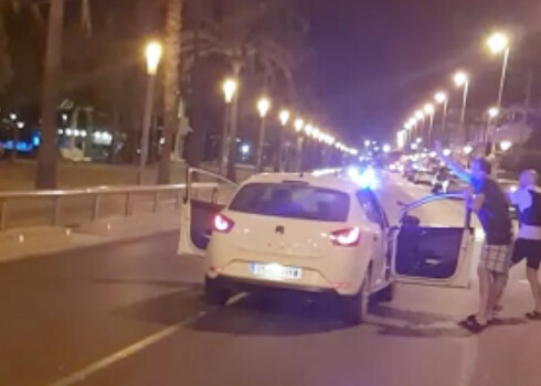 Britu tūrists nofilmē mirkli, kad spāņu policisti nošauj teroristu
