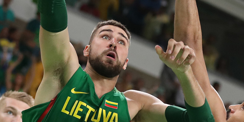 Lietuvas basketbolisti pirms mača ar Latviju sagrauj rumāņus