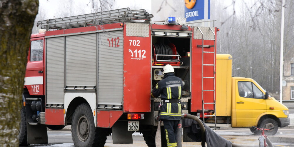 Пожарные в Юрмале продолжают тушить пожар в заброшенном здании
