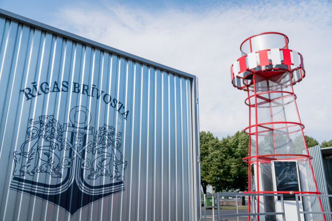 Ostas svētku jaunums – multimediju bāka, kas atrodas krastmalā pie Akmens tilta.