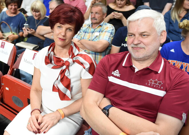 Latvijas-Lietuvas basketbola maču vēro gan Āboltiņa, gan Lembergs