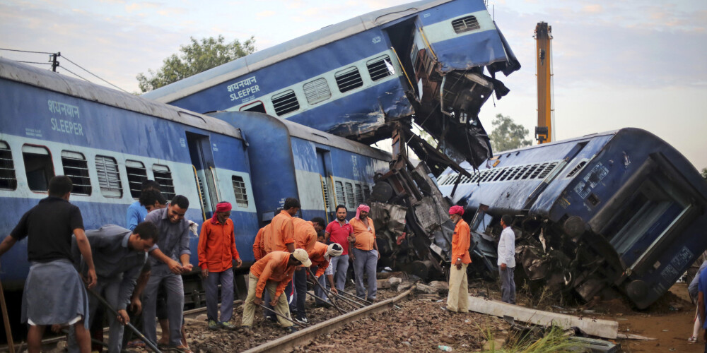 В Индии поезд сошел с рельсов - более 20 человек погибли