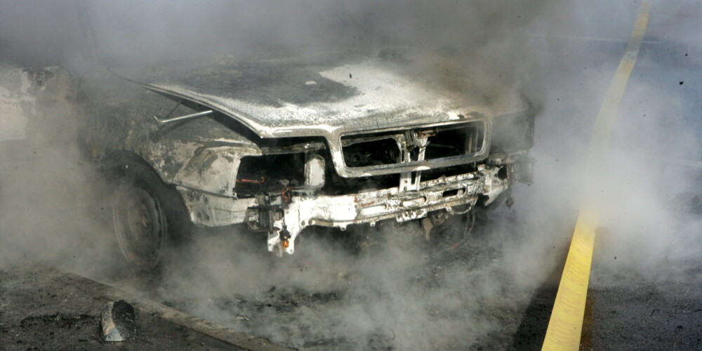 Mēģinot nodzēst liesmas automašīnā, ugunsgrēkā cietis vīrietis