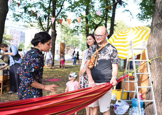 2017-08-19 Jaņa Rozentāla laukumā Esplanādes parka pusē performance Ceļojošā iedomu pilsēta