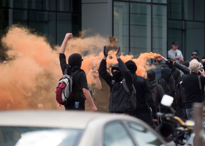 Arī Kanādā iet karsti. Kvebekā izcēlušās policijas un antirasistu sadursmes