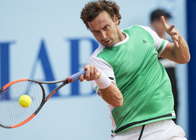 Gulbis turpina rāpties rangā; Nadals kļūst par līderi