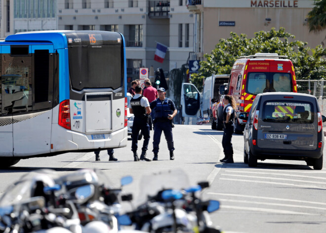 Marseļā, Francijas dienvidos, pirmdien autofurgons ietriecies cilvēkos divās autobusa pieturās, vienu cilvēku nogalinot un otru nopietni savainojot, pavēstīja avoti policijā. Autofurgona vadītājs aizturēts.