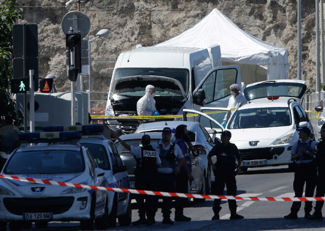 Marseļā autofurgons ietriecas divās autobusa pieturās