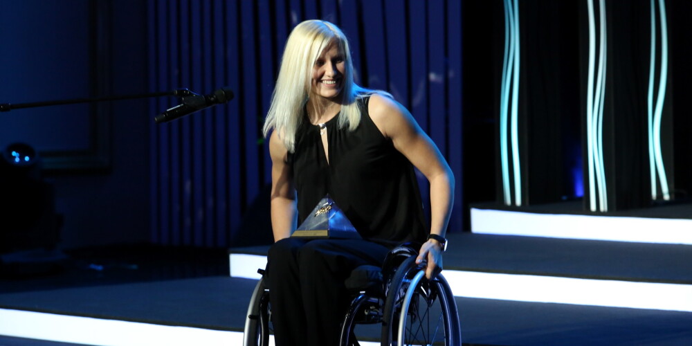 Diāna Krūmiņa (Dadzīte) (dzimusi 1986. gada 4. februārī) ir latviešu vieglatlēte, startē mešanas disciplīnās.Piedalījusies 2016. gada vasaras paraolimpiskajās spēlēs, kurās bija Latvijas karognesēja atklāšanas ceremonijā. Ar panākumiem startējusi augsta mēroga sacensībās. 2017. gada pasaules čempionātā vieglatlētikā, kas norisinājās Londonā, Dadzīte izcīnīja zelta medaļu lodes grūšanā un šķēpa mešanā. Šķēpa mešanā savā medicīnas grupā F55 Dadzīte šķēpu aizmeta 27,07 metrus tālu, uzstādot jaunu personisko un pasaules rekordu.