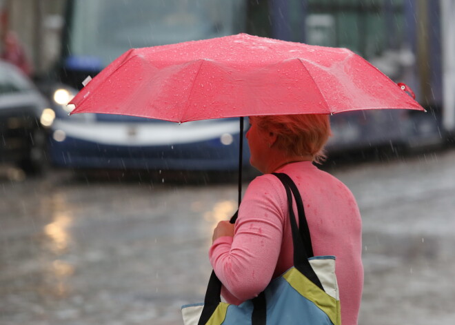 Jau šovakar Latviju pārņems nokrišņi; otrdien varētu līt stipri