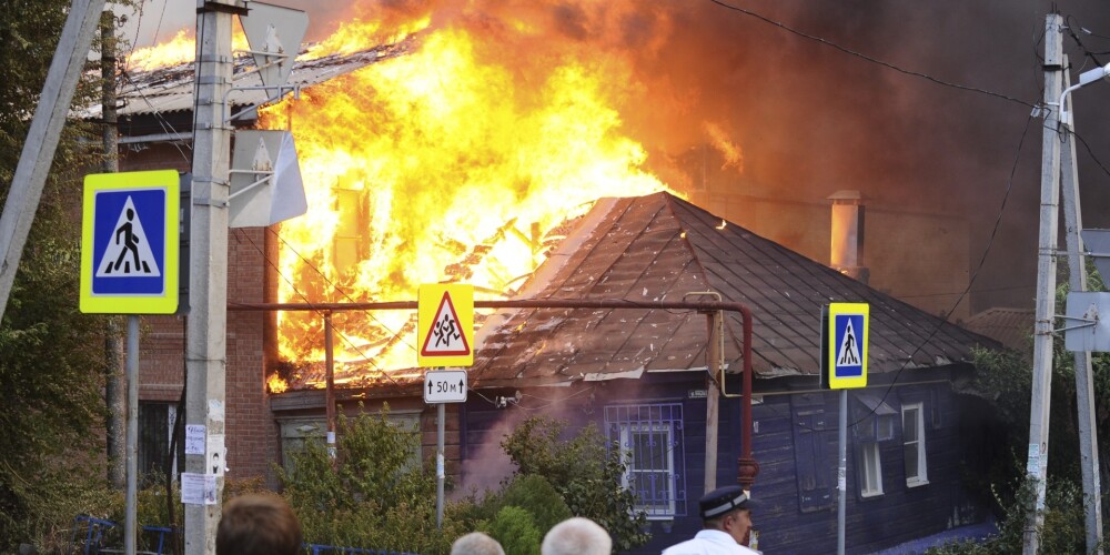 Ārkārtas situācija dzīvojamo namu rajonā Krievijā, deg vairāk nekā 30 mājas un evakuēti 560 cilvēki