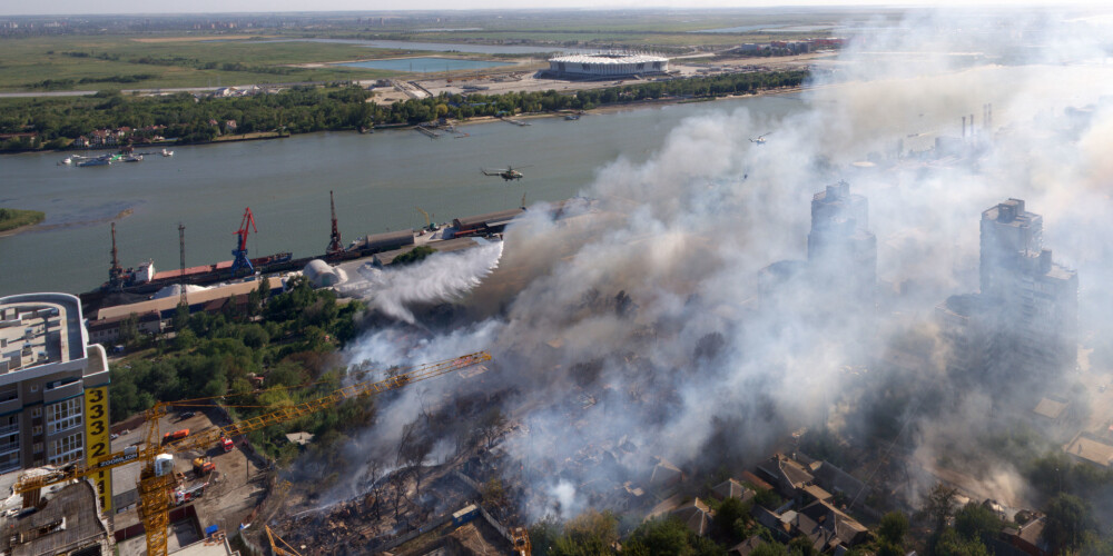 Zināms, kas izraisījis plašo ugunsgrēku Krievijas dzīvojamo māju rajonā