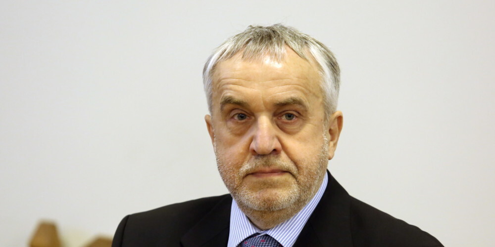 Andris Šķēle (dzimis 1958. gada 16. janvārī Apē) ir Latvijas uzņēmējs un bijušais politiķis. Viņš bija Latvijas Ministru prezidents laika posmā no 1995. gada 21. decembra līdz 1997. gada 6. augustam un no 1999. gada 16. jūlija līdz 2000. gada 5. maijam. A. Šķēle bija Tautas partijas dibinātājs un priekšsēdētājs, vairāku Saeimu deputāts (pēdējā — 10. Saeimā — no apvienības "Par Labu Latviju"). A. Šķēle ir viens no pazīstamākajiem Latvijas uzņēmējiem, miljonārs un līdzās Aivaram Lembergam un Aināram Šleseram tiek uzskatīts par vienu no trim ietekmīgajiem "oligarhiem".