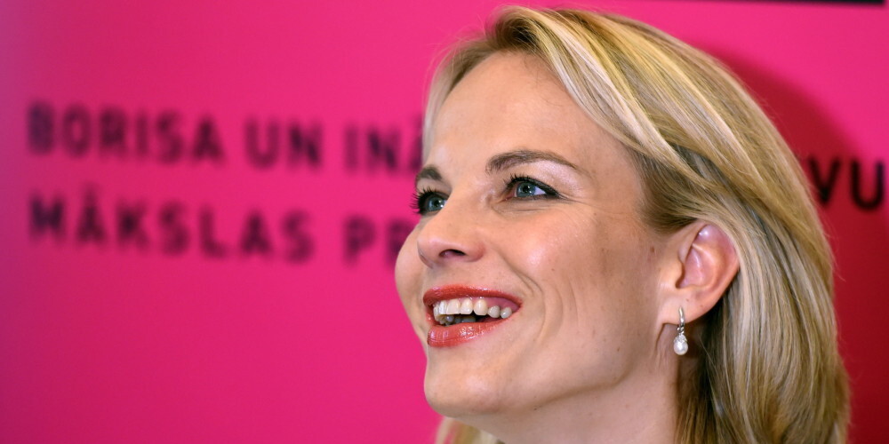 Elīna Garanča (dzimusi 1976. gada 16. septembrī Rīgā) ir latviešu operdziedātāja, mecosoprāns. Pasaules slavu ieguvusi ar Karmenas lomu Bizē operā "Karmena". Par panākumiem 2009. gadā viņa saņēma gan Vācijas Fonoakadēmijas Echo Klassik balvu, gan pasaulē lielākās mūzikas industrijas izstādes MIDEM klasiskās mūzikas balvu kā pasaules labākā dziedātāja starp sievietēm