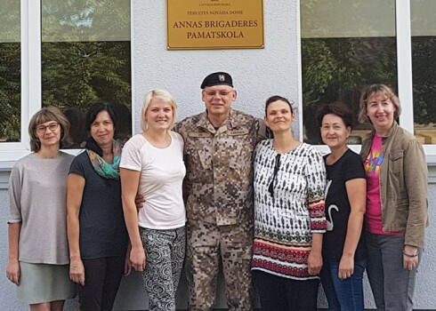 Zemessarga formā savā darbavietā ieradās arī mūziķis Artūrs Reiniks, kurš ir Annas Brigaderes pamatskolas mūzikas skolotājs.