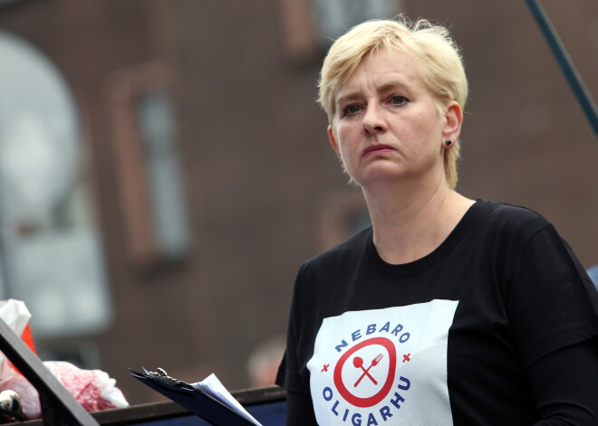 Nebaro oligarhu! Tautas sapulcē Rātslaukumā ierodas vairāki simti cilvēku