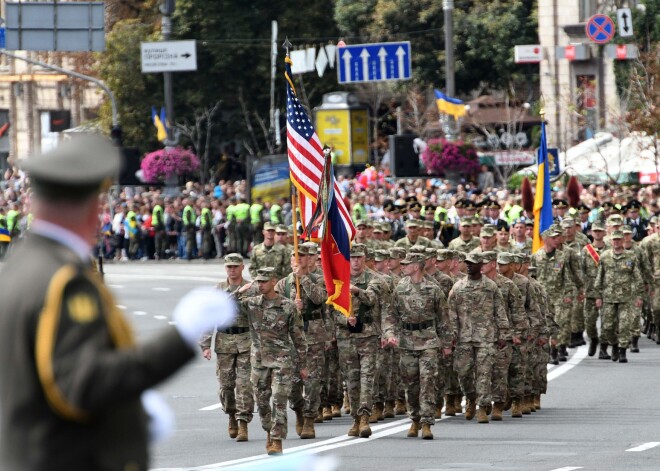 Ukrainas galvaspilsētā Kijevā ar militāro parādi tiek atzīmēta Neatkarības diena.